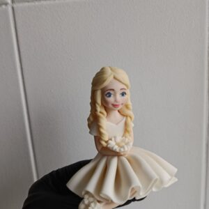 Дівчинка з ромашкою з мастики