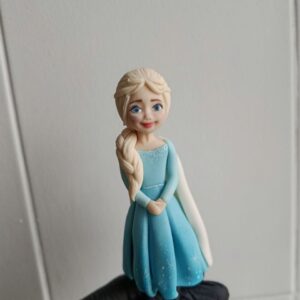 Дівчинка Ельза з мастики